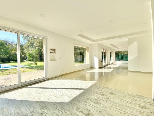 Casa en venta en Ituzaingó - Parque Leloir! 2700 mts