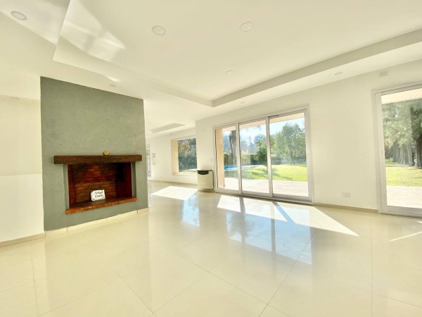 Casa en venta en Ituzaingó - Parque Leloir! 2700 mts