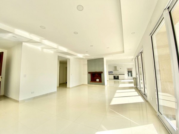 Casa en venta en Ituzaingó - Parque Leloir! 2700 mts