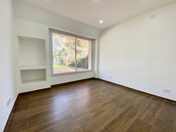 Casa en venta en Ituzaingó - Parque Leloir! 2700 mts