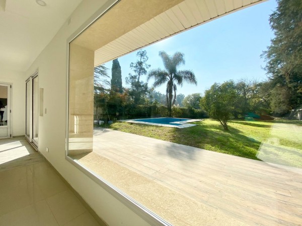 Casa en venta en Ituzaingó - Parque Leloir! 2700 mts