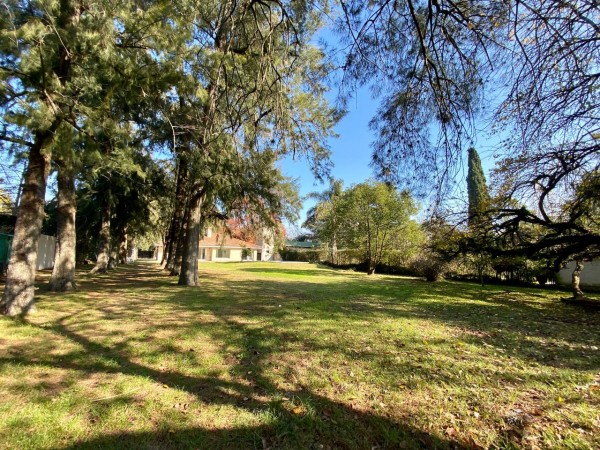 Casa en venta en Ituzaingó - Parque Leloir! 2700 mts
