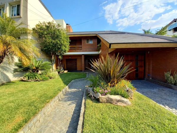 NUEVO VALOR! Casa en Venta en Castelar Norte - 5 ambientes con Parque y Pileta!