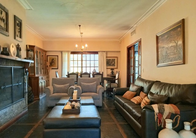 NUEVO VALOR! Casa en Venta en Castelar Norte - 5 ambientes con Parque y Pileta!