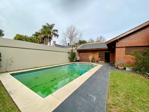 NUEVO VALOR! Casa en Venta en Castelar Norte - 5 ambientes con Parque y Pileta!