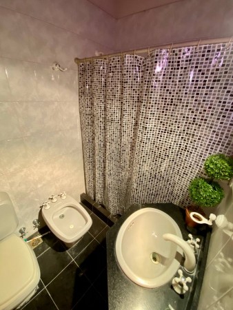 NUEVO VALOR! Casa en Venta en Castelar Norte - 5 ambientes con Parque y Pileta!