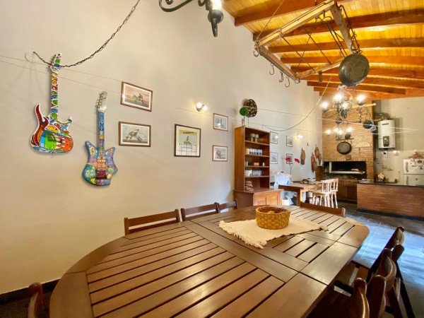 NUEVO VALOR! Casa en Venta en Castelar Norte - 5 ambientes con Parque y Pileta!