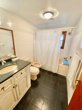 NUEVO VALOR! Casa en Venta en Castelar Norte - 5 ambientes con Parque y Pileta!