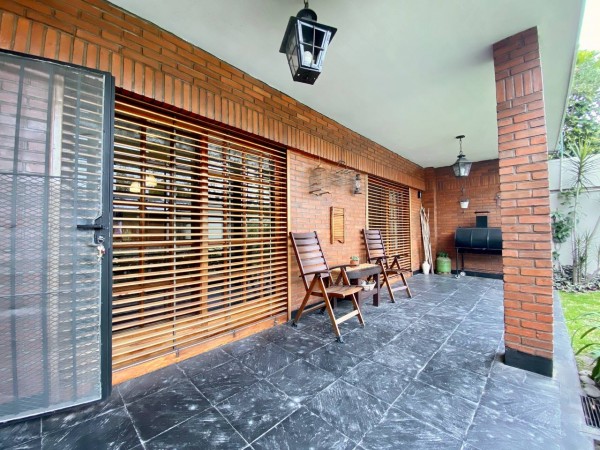 NUEVO VALOR! Casa en Venta en Castelar Norte - 5 ambientes con Parque y Pileta!