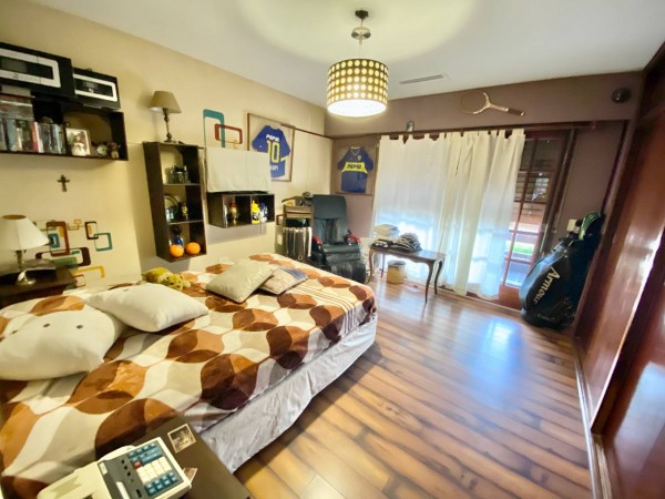 NUEVO VALOR! Casa en Venta en Castelar Norte - 5 ambientes con Parque y Pileta!