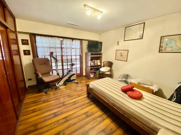 NUEVO VALOR! Casa en Venta en Castelar Norte - 5 ambientes con Parque y Pileta!