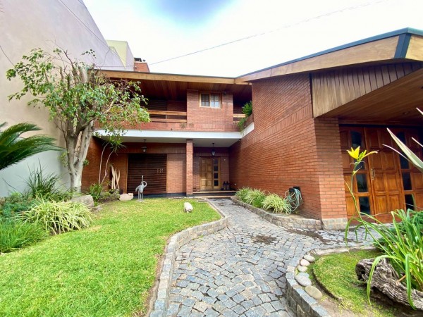 NUEVO VALOR! Casa en Venta en Castelar Norte - 5 ambientes con Parque y Pileta!