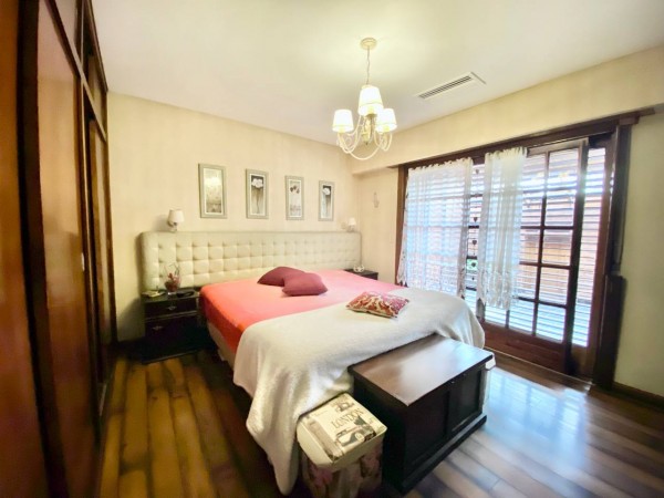 NUEVO VALOR! Casa en Venta en Castelar Norte - 5 ambientes con Parque y Pileta!