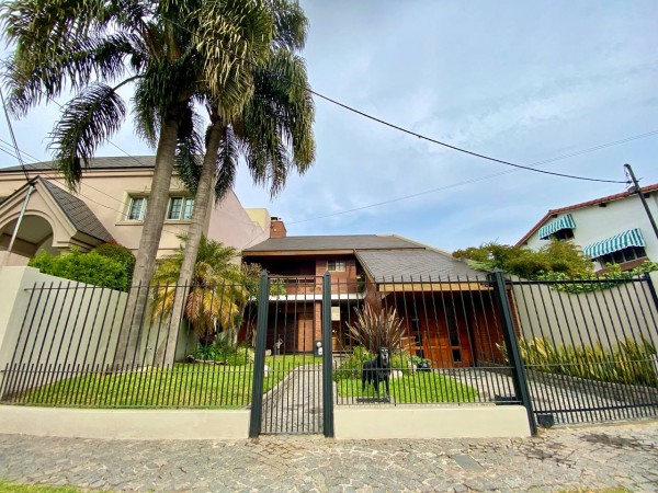 NUEVO VALOR! Casa en Venta en Castelar Norte - 5 ambientes con Parque y Pileta!
