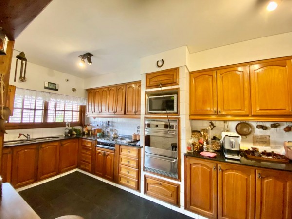 NUEVO VALOR! Casa en Venta en Castelar Norte - 5 ambientes con Parque y Pileta!