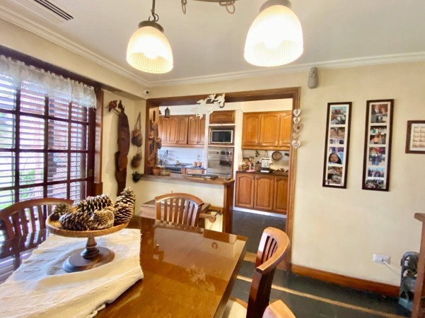 NUEVO VALOR! Casa en Venta en Castelar Norte - 5 ambientes con Parque y Pileta!