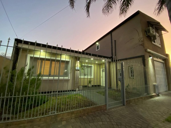 Impecable Casa en venta en Ituzaingo - 4 ambientes!