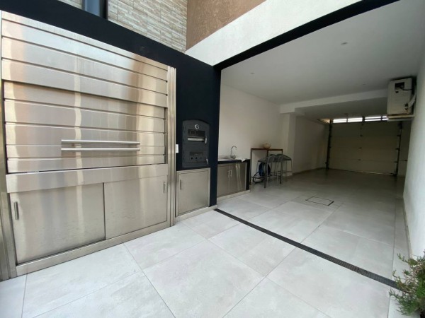 Impecable Casa en venta en Ituzaingo - 4 ambientes!