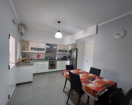 Casa en venta en Castelar Norte- 3 ambientes!