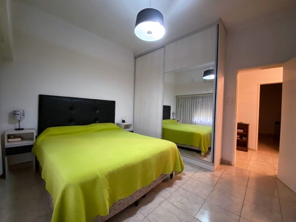 Casa en venta en Ituzaingo de 3 ambientes con parque - impecable!