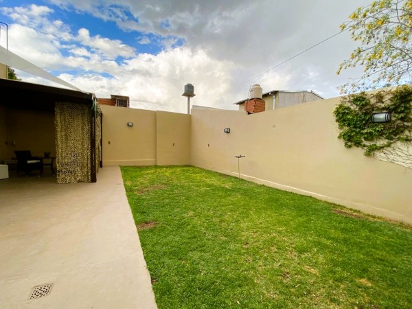 Casa en venta en Ituzaingo de 3 ambientes con parque - impecable!
