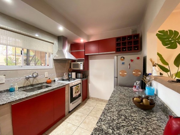 Casa en venta en Ituzaingo de 3 ambientes con parque - impecable!