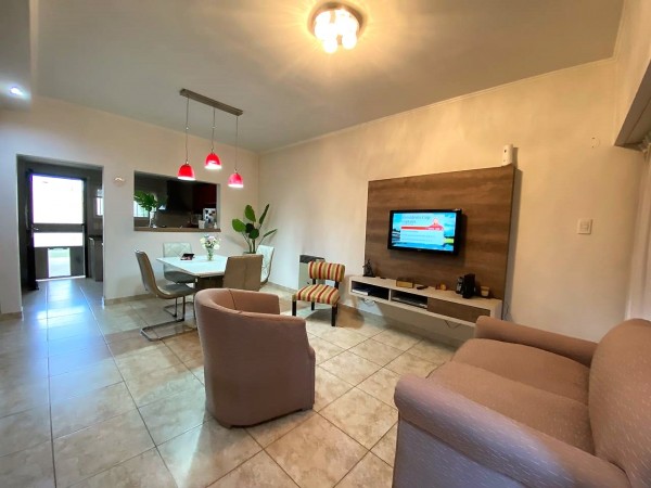 Casa en venta en Ituzaingo de 3 ambientes con parque - impecable!