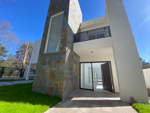 Casa a estrenar en Parque Leloir - 4 ambientes - Impecable!