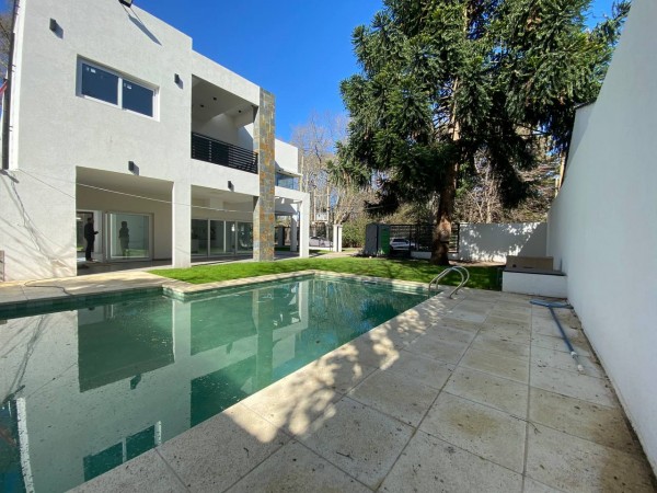 Casa a estrenar en Parque Leloir - 4 ambientes - Impecable!