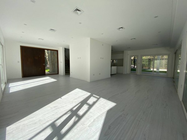 Casa a estrenar en Parque Leloir - 4 ambientes - Impecable!