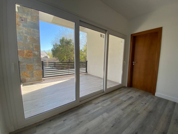 Casa a estrenar en Parque Leloir - 4 ambientes - Impecable!