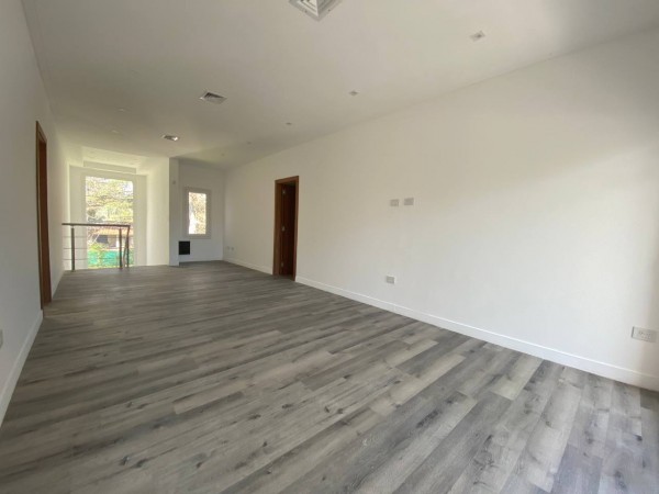 Casa a estrenar en Parque Leloir - 4 ambientes - Impecable!