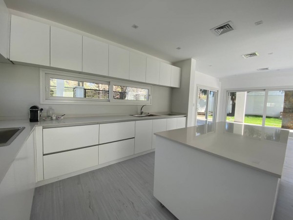 Casa a estrenar en Parque Leloir - 4 ambientes - Impecable!