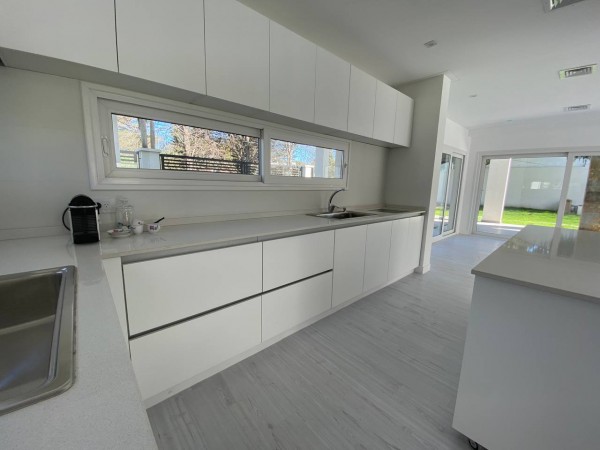 Casa a estrenar en Parque Leloir - 4 ambientes - Impecable!