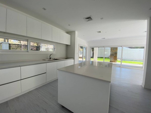 Casa a estrenar en Parque Leloir - 4 ambientes - Impecable!
