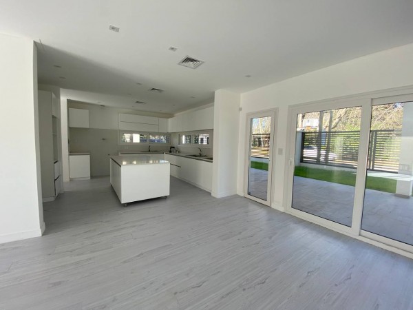 Casa a estrenar en Parque Leloir - 4 ambientes - Impecable!
