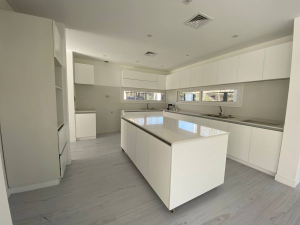 Casa a estrenar en Parque Leloir - 4 ambientes - Impecable!