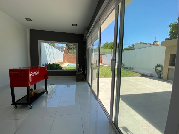 Casa con piscina en excelente zona de Castelar Norte!