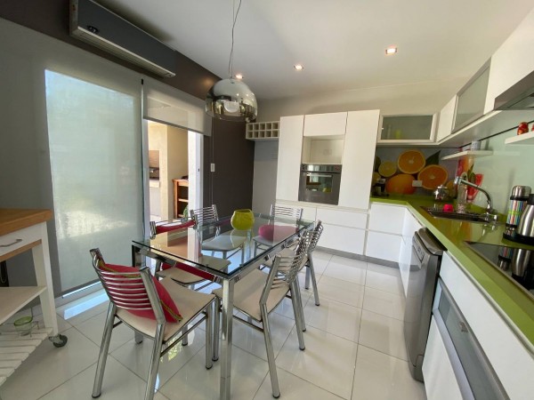 Casa con piscina en excelente zona de Castelar Norte!