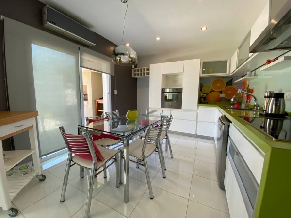 Casa con piscina en excelente zona de Castelar Norte!