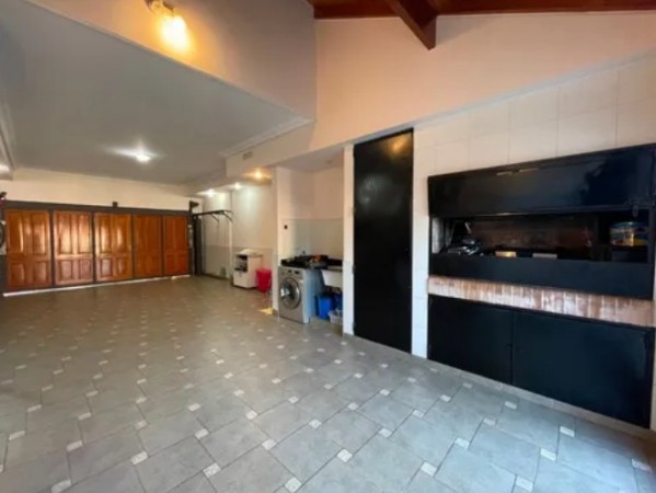 Casa en Venta en Castelar Norte - 5 ambientes! Zona Residencial!