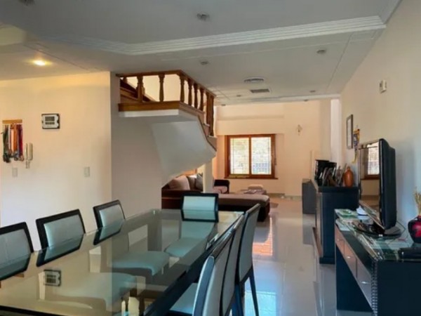 Casa en Venta en Castelar Norte - 5 ambientes! Zona Residencial!