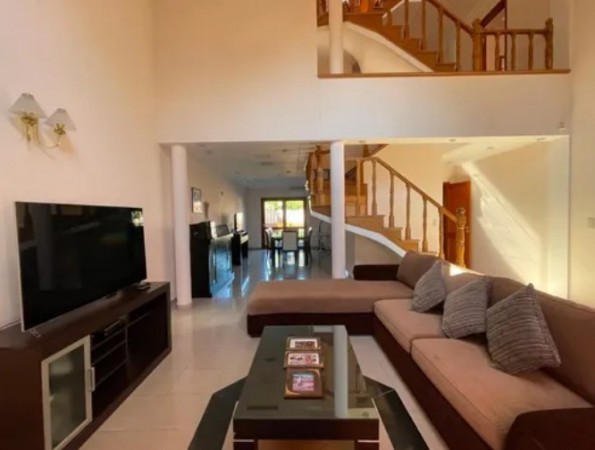 Casa en Venta en Castelar Norte - 5 ambientes! Zona Residencial!