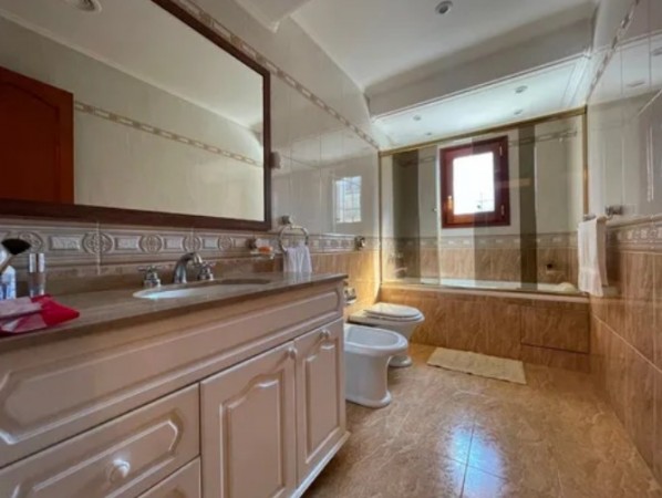 Casa en Venta en Castelar Norte - 5 ambientes! Zona Residencial!