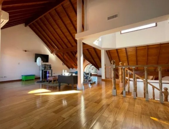 Casa en Venta en Castelar Norte - 5 ambientes! Zona Residencial!