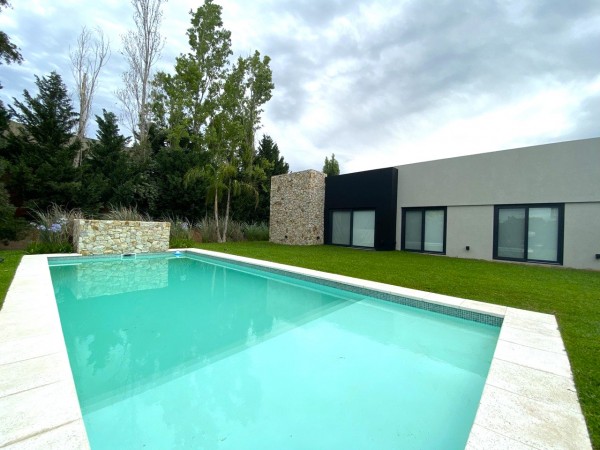 Casa en Venta en Country Terravista - 7 ambientes - Impecable!