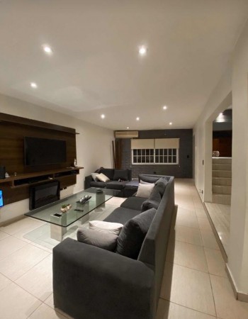 Casa en Venta en Castelar sobre Av. Sarmiento - 4 ambientes! Permuta!