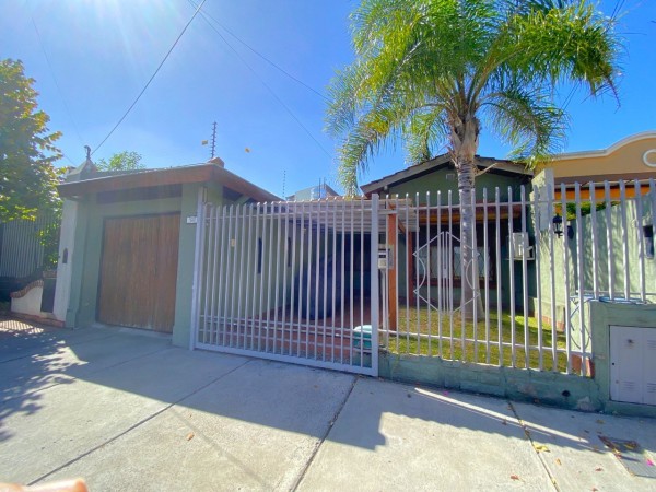 Casa en venta en Zona residencial de Castelar Norte - 4 ambientes!