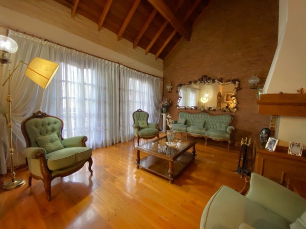 Chalet en venta en Castelar Norte de 5 ambientes!