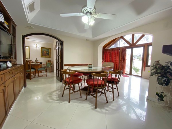 Chalet en venta en Castelar Norte de 5 ambientes!